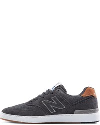 dunkelgraue niedrige Sneakers von New Balance