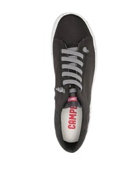 dunkelgraue niedrige Sneakers von Camper