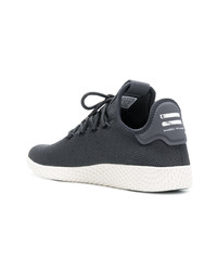 dunkelgraue niedrige Sneakers von Adidas By Pharrell Williams