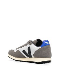 dunkelgraue niedrige Sneakers von Veja