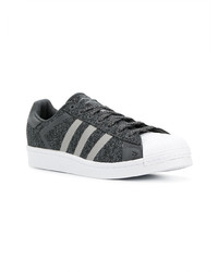 dunkelgraue niedrige Sneakers von White Mountaineering