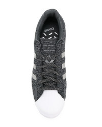 dunkelgraue niedrige Sneakers von White Mountaineering