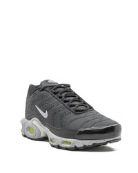 dunkelgraue Sportschuhe von Nike