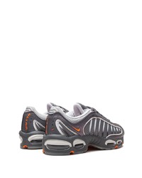 dunkelgraue Sportschuhe von Nike