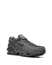 dunkelgraue Sportschuhe von Nike