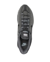 dunkelgraue Sportschuhe von Nike