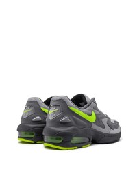 dunkelgraue Sportschuhe von Nike