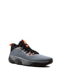 dunkelgraue Sportschuhe von Jordan