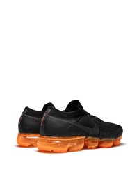 dunkelgraue Sportschuhe von Nike