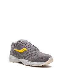 dunkelgraue Sportschuhe von Saucony