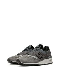 dunkelgraue Sportschuhe von New Balance