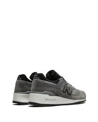 dunkelgraue Sportschuhe von New Balance