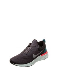 dunkelgraue Sportschuhe von Nike