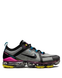 dunkelgraue Sportschuhe von Nike