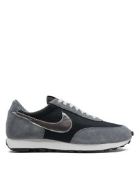 dunkelgraue Sportschuhe von Nike