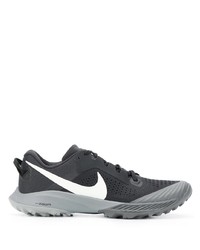 dunkelgraue Sportschuhe von Nike