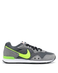 dunkelgraue Sportschuhe von Nike