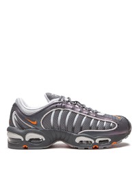 dunkelgraue Sportschuhe von Nike