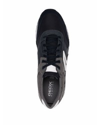 dunkelgraue Sportschuhe von Geox