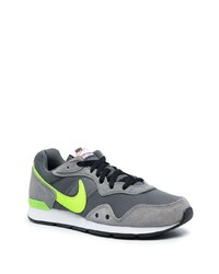 dunkelgraue Sportschuhe von Nike