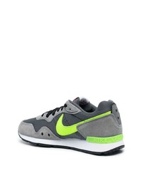 dunkelgraue Sportschuhe von Nike