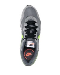 dunkelgraue Sportschuhe von Nike