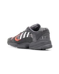 dunkelgraue Sportschuhe von adidas