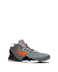 dunkelgraue Sportschuhe von Nike