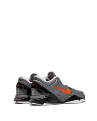 dunkelgraue Sportschuhe von Nike