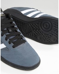 dunkelgraue Turnschuhe von adidas