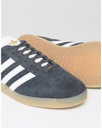 dunkelgraue Turnschuhe von adidas