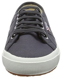 dunkelgraue Turnschuhe von Superga