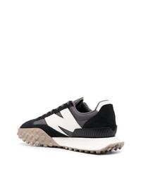 dunkelgraue verzierte niedrige Sneakers von New Balance