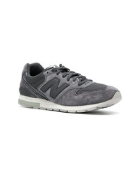 dunkelgraue Wildleder niedrige Sneakers von New Balance