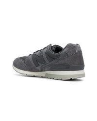 dunkelgraue Wildleder niedrige Sneakers von New Balance