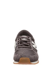 dunkelgraue Wildleder niedrige Sneakers von New Balance