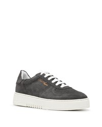 dunkelgraue Wildleder niedrige Sneakers von Axel Arigato