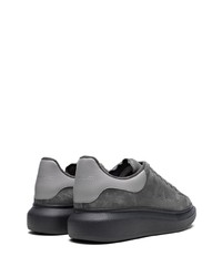 dunkelgraue Wildleder niedrige Sneakers von Alexander McQueen