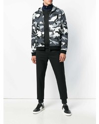 dunkelgrauer Camouflage Pullover mit einem Kapuze von Valentino