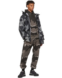 dunkelgrauer Camouflage Pullover mit einem Kapuze von Undercover