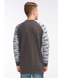 dunkelgrauer Camouflage Pullover mit einem Rundhalsausschnitt von Tuffskull