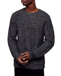 dunkelgrauer flauschiger Pullover mit einem Rundhalsausschnitt