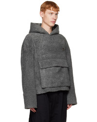 dunkelgrauer Fleece-Pullover mit einem Kapuze von Wooyoungmi