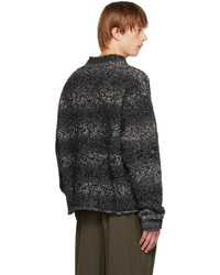 dunkelgrauer horizontal gestreifter Pullover mit einem Rundhalsausschnitt von AGR