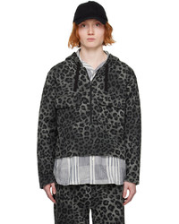 dunkelgrauer Pullover mit einem Kapuze mit Leopardenmuster