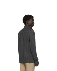 dunkelgrauer Pullover mit einem Reißverschluss am Kragen von BOSS