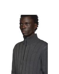 dunkelgrauer Pullover mit einem Reißverschluss am Kragen von BOSS