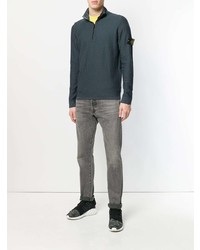 dunkelgrauer Pullover mit einem Reißverschluss am Kragen von Stone Island