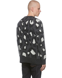 dunkelgrauer Pullover mit einem Rundhalsausschnitt mit Leopardenmuster von Nudie Jeans
