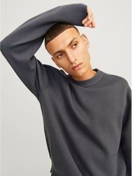 dunkelgrauer Pullover mit einem Rundhalsausschnitt von Jack & Jones